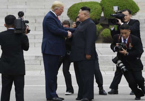 "כבוד גדול ומסר חשוב לכל העולם": מפגש היסטורי של הנשיא טראמפ וקים ג'ונג-און