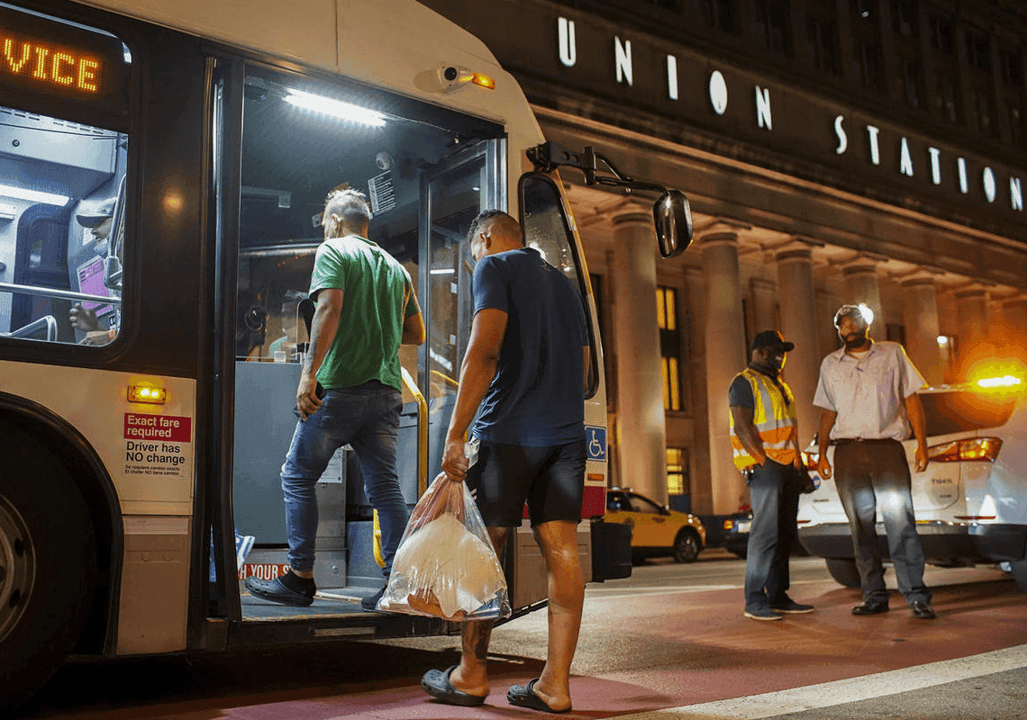 אוטובוס מהגרים נוסף הגיע מטקסס לשיקגו - וראשת העיר מבקשת את עזרת הציבור 