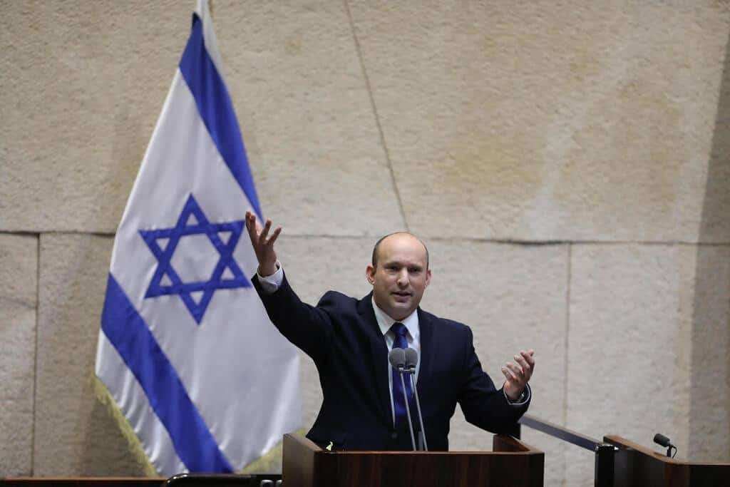 לקריאות ״נוכל״ ו״בוגד״: נפתלי בנט הושבע כראש ממשלת ישראל. בדרכו לאופוזיציה נתניהו הבטיח: עוד אחזור, בקרוב!
