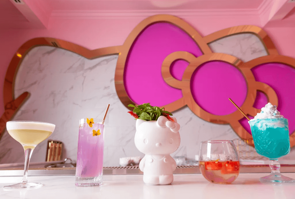 תגידו הלו: בית קפה של Hello Kitty נפתח במחוז אורנג', וחכו עד שתנסו את הקוקטיילים
