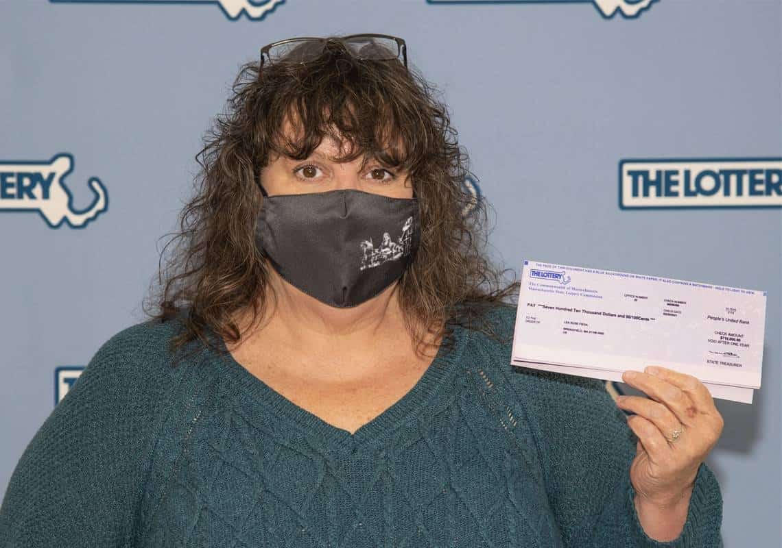 "איזה אנשים הגונים וישרים": לאה זרקה לפח כרטיס לוטו בשווי מיליון דולר - תגובת עובדי החנות הפתיעה גם אותה