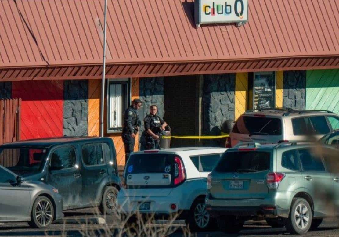 החשוד בביצוע הרצח במועדון הלילה ההומוסקסואלי בקולורדו מזדהה כאדם "לא בינארי", משתמש בלשון פנייה 'הם' (They)