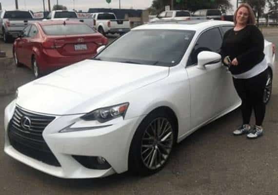 העוקץ המושלם? נוכלת יצאה מסוכנות עם מכונית לקסוס חדשה 