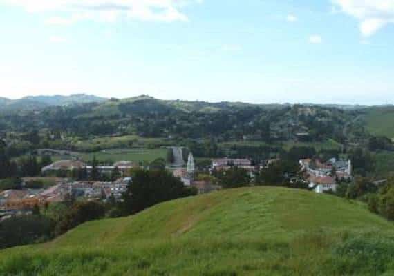 קליפורניה: פעוטה נשכחה ברכב ומתה
