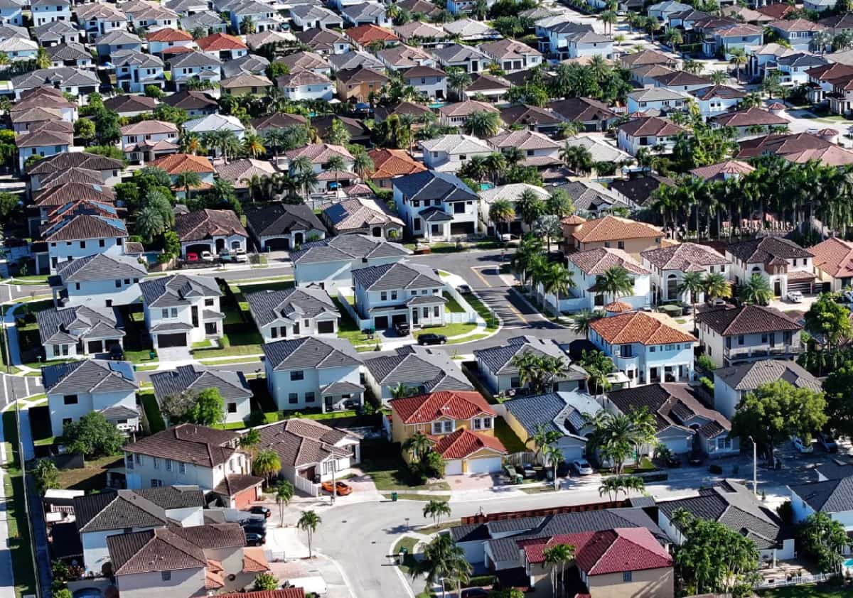 פלורידה בראש הטבלה: מחירי הבתים צונחים בקצב המהיר בארה"ב