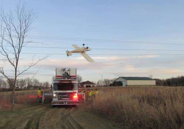 מטוס קל פגע בקווי מתח ונשאר תלוי בין שמים לארץ