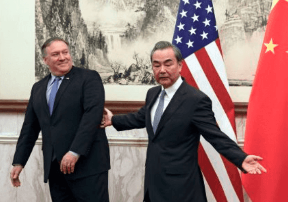 על רקע המתיחות: ביקורו של פומפאו בסין נפתח בעקיצות הדדיות ובביקורת קשה