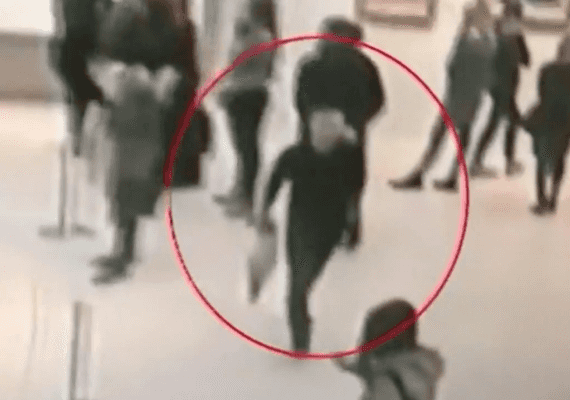 צפו בשוד הנועז: הוריד ציור מקיר הגלריה וניסה לגנוב אותו באמצע היום