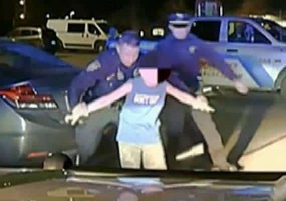 תיעוד דרמטי מאוהיו: כך מנע שוטר התאבדות של נער חמוש בסכינים