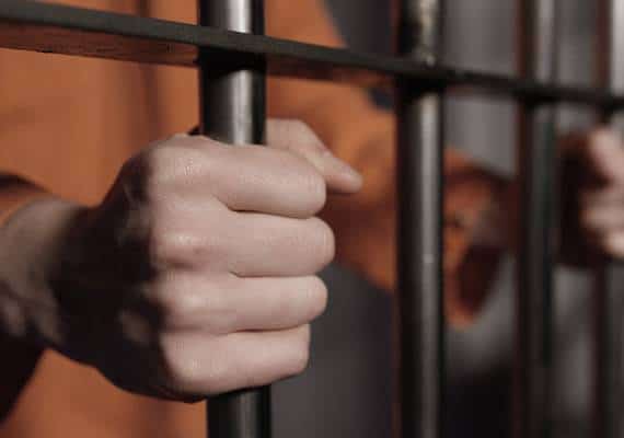 מיאמי: באה לחגוג את הולדת נכדה, נעצרה כאישה - אך נכלאה כגבר