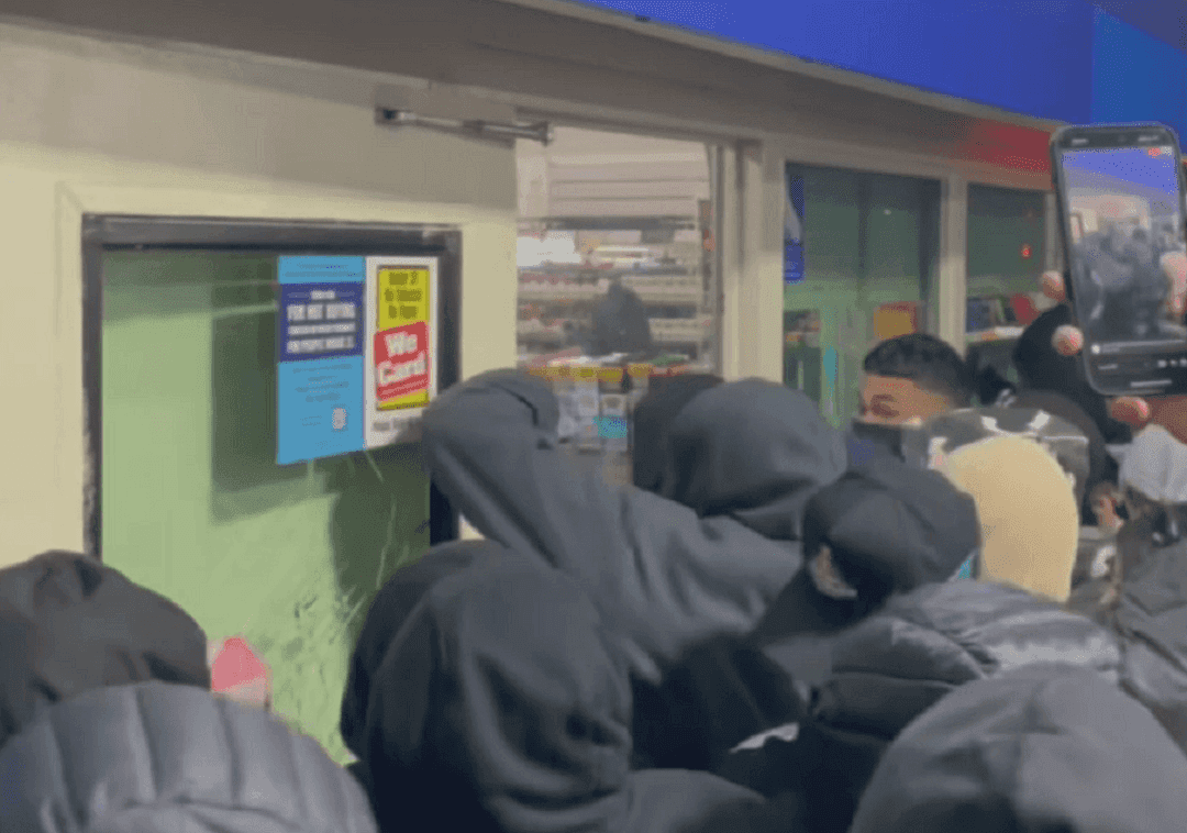 תיעוד מרגיז מלוס אנג'לס: עשרות צעירים פורצים לחנות ובוזזים אותה 