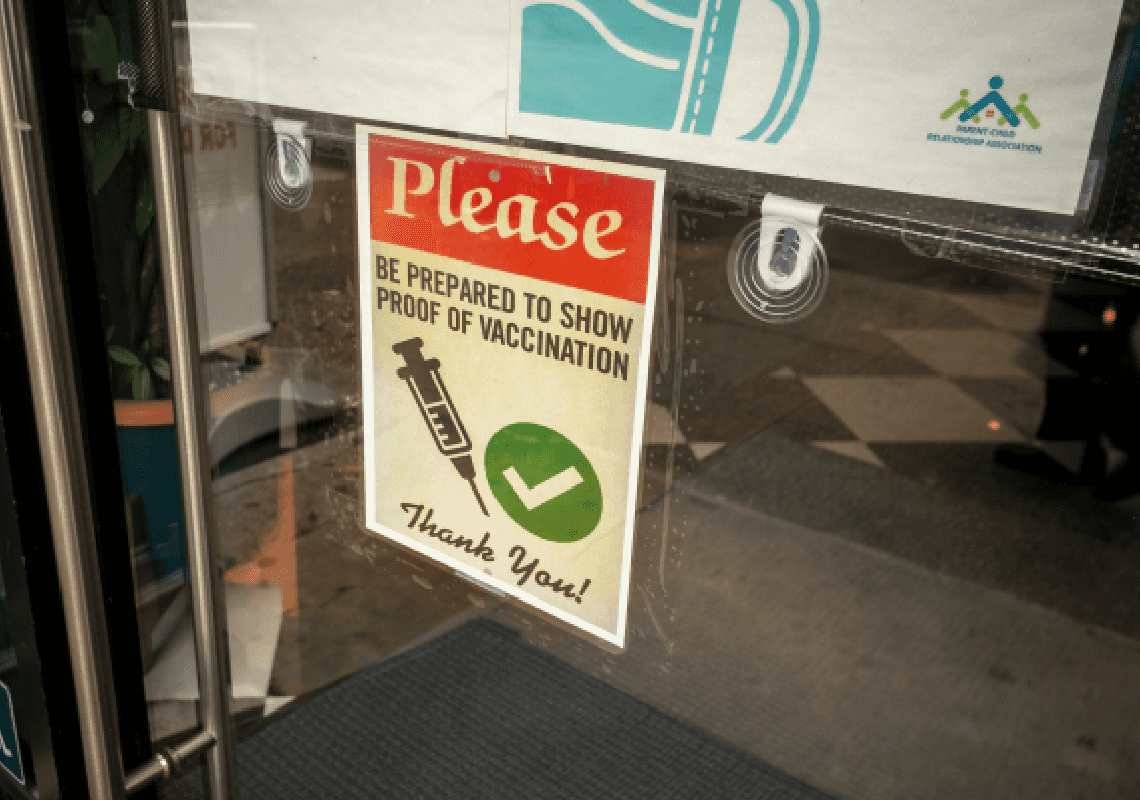 "מוכנים לצעד הזה": ערים דמוקרטיות מבטלות את חובת החיסונים בעסקים