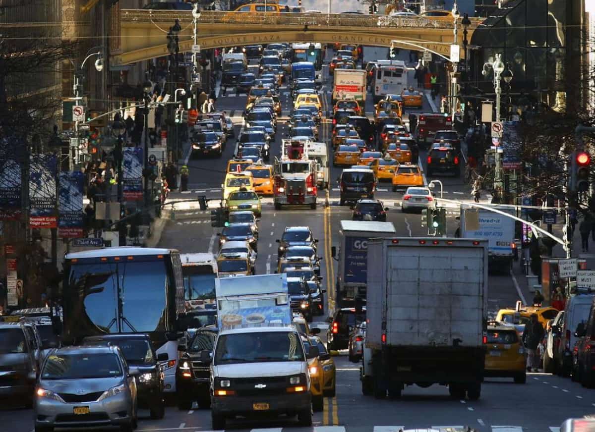 טראמפ דורש לשלול רישיונות נהיגה למהגרים: הממשל מקפיא מאות מיליונים לתשתיות— וניו יורק יוצאת למלחמה