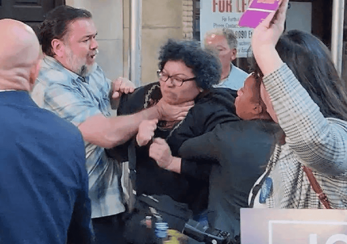 תיעוד מניו יורק: תומכת רפובליקנית הותקפה על ידי מפגינים דמוקרטים
