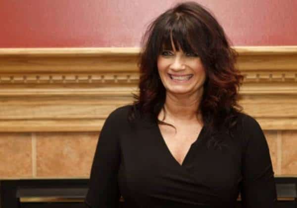 הכירו את סגנית הנשיא של קניה ווסט: קואצ'רית בת 45 הנעזרת בתנ"ך ומאמינה שניתן לרפא מחלות נפשיות דרך שטיפת כלים