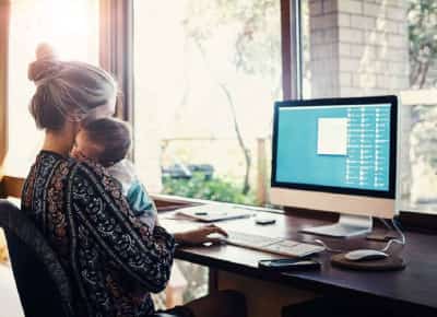 המערכת נשברה: כמעט חצי מיליון נשים אמריקניות נטשו את שוק העבודה ב־2025