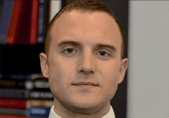 בכיר במשרד לביטחון המולדת התפטר בשל חשיפת קשריו לארגון גזעני