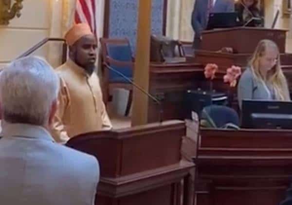 בבניין הסנאט של המדינה: אימאם הנמצא ברשימת מעקב הטרור של ה-FBI נשא נאום