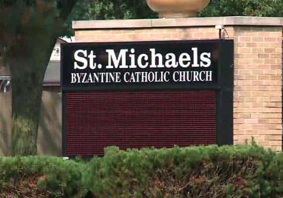 "זה בשביל כל הילדים הקטנים": כומר הותקף בזמן תפילה בכנסייתו באינדיאנה