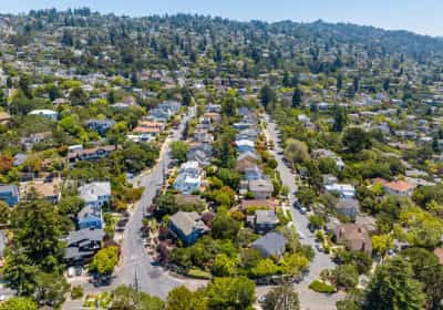 כשהחלום האמריקאי קופא בזמן: השכונה בקליפורניה שממחישה את משבר הדיור של הדור הצעיר