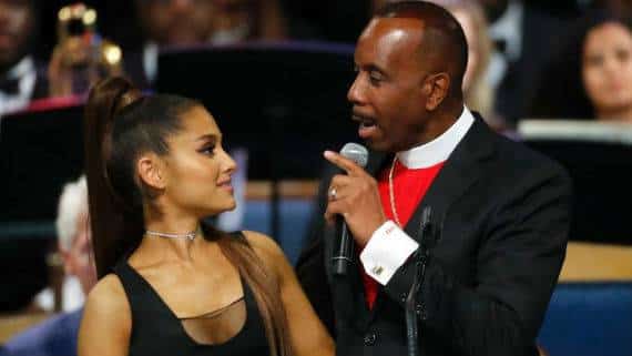 "אולי חציתי את הגבול": הבישופ שנגע לאריאנה גרנדה בחזה מתנצל