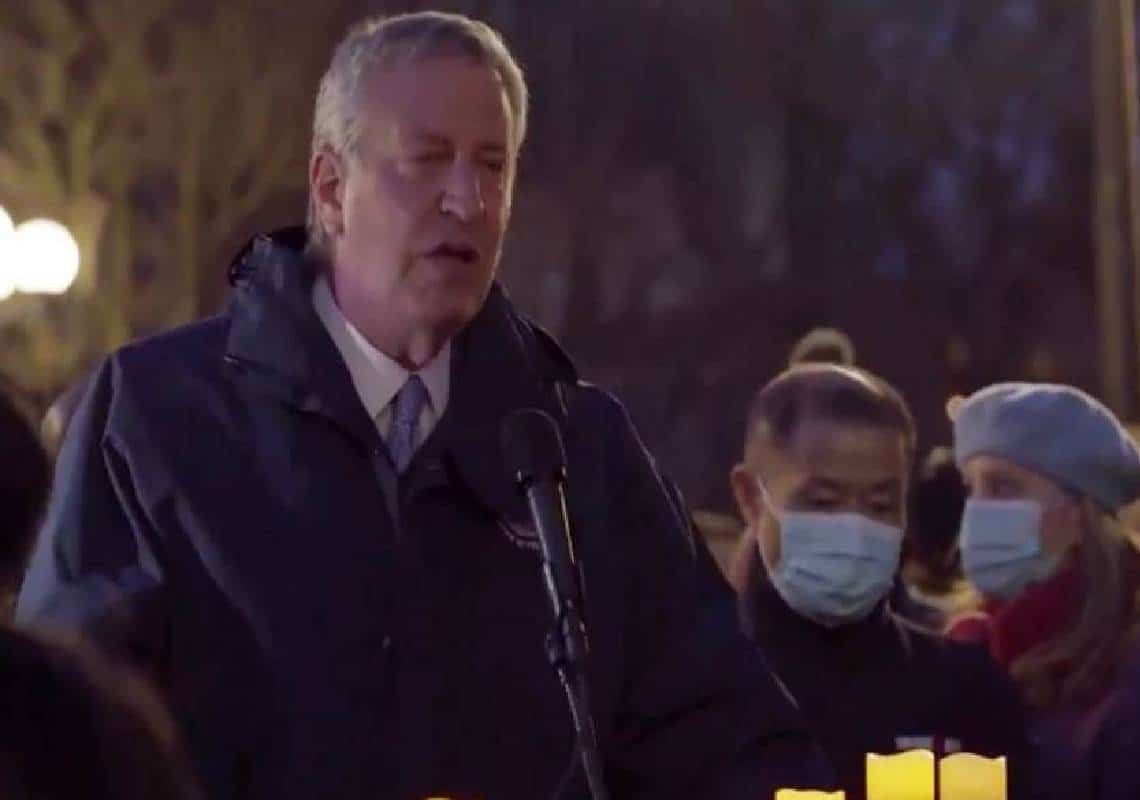 "סרטון משפיל": ראש העיר דה-בלאזיו הורד מהבמה לקול שריקות בוז וגסויות במחאה על פשעי השנאה נגד אסייתים-אמריקנים