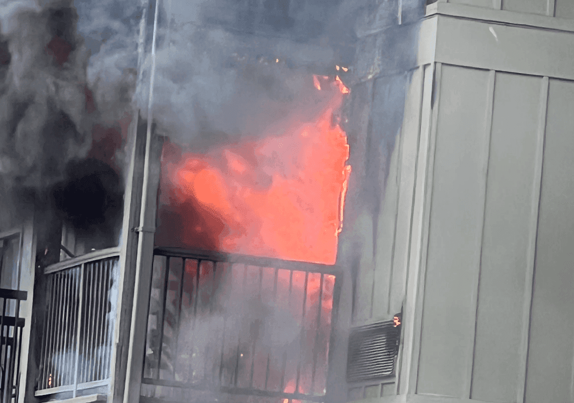 גיבור היום: סבא ל-16 נכדים הציל אישה מבית מלון בוער | תיעוד