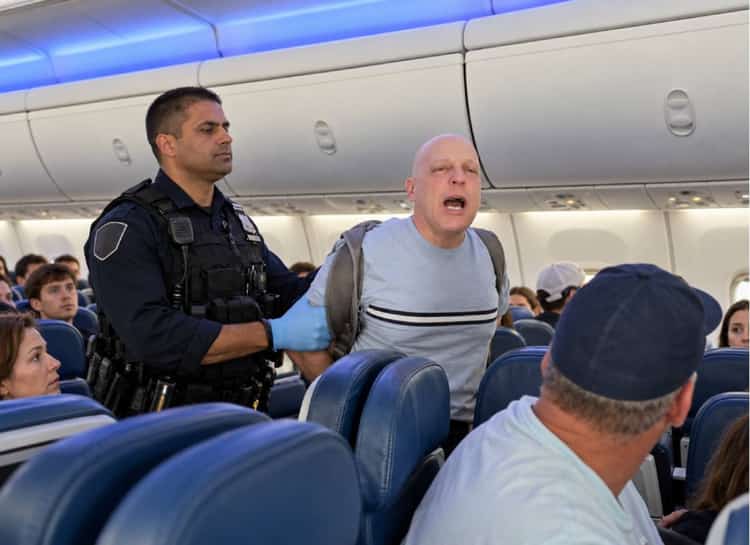 ניו יורק: "מוות לאמריקה" במטוס - הנוסע השתולל, דימה ירי והורד באזיקים