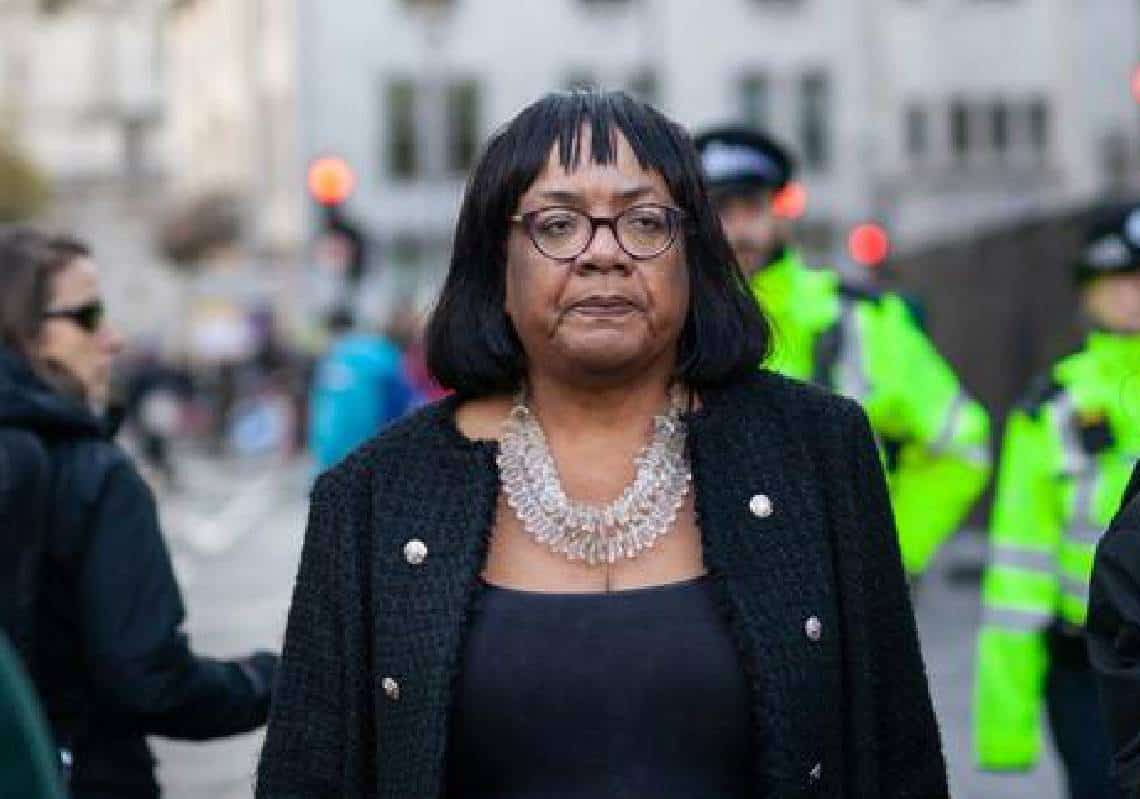 מזעזע: ‏חברת פרלמנט שמאלנית אומרת כי אונס אכזרי של נער במלון 'פליטים' "זה מה שקורה כשעושים דמוניזציה למהגרים"