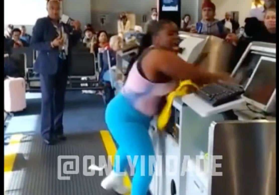 צפו: "התחרפנה" בשדה התעופה של מיאמי לאחר שאיבדה את ילדיה בטרמינל - מספר ישראלים שנקלעו לזירה הגיבו בהלם מוחלט