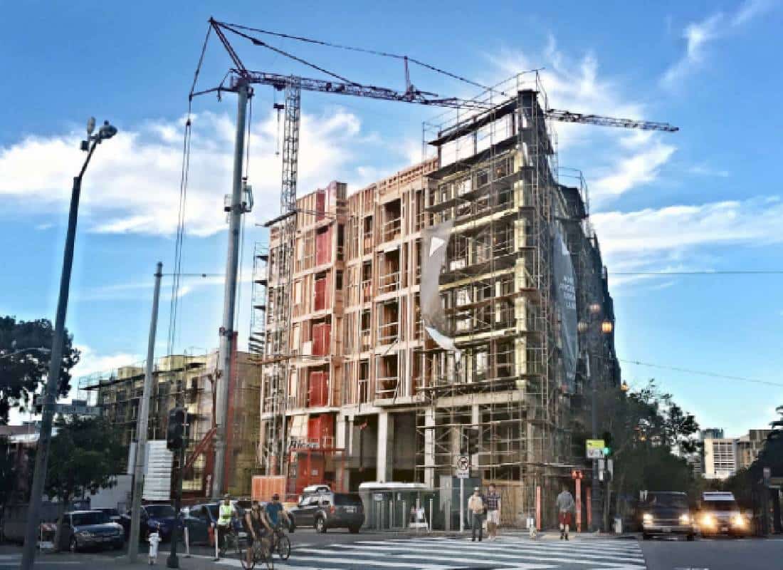 משבר הבנייה בקליפורניה: עלויות גבוהות פי 2.5 מטקסס מאיימות על עתיד הדיור