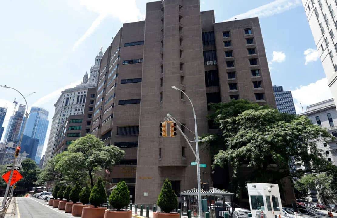 ניו יורק עשויה לשכן מהגרים בבית כלא שהחזיק בטרוריסטים, מאפיונרים, ושבו ג'פרי אפשטיין סיים את חייו