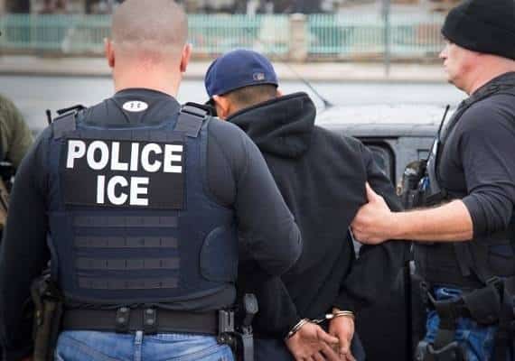 עשרות מהגרים בלתי חוקיים אותרו בפשיטה בטקסס