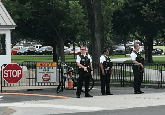 וושינגטון די.סי: אדם טיפס מעל מחסום בבית הלבן, השליך תיק ונעצר