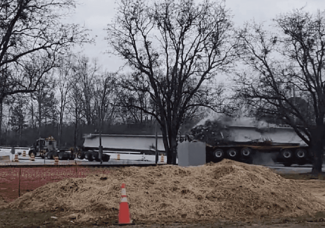 תיעוד מטורף מטנסי: רכבת התרסקה אל תוך משאית שלא הצליחה לרדת בזמן מהפסים 
