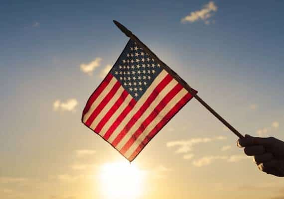 פלורידה: תלמיד כיתה ו' נעצר כי סירב לעמוד בזמן שבועת האמונים לדגל