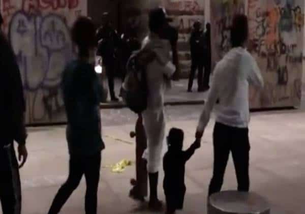 למדה מהחמאס: פעילת Black Lives Matters צעדה עם התינוק שלה למול השוטרים במפגן מחאה אלים