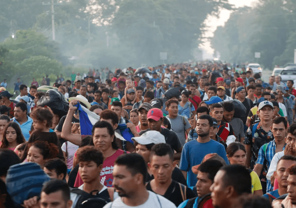 דרום אמריקנים אמידים טסים למקסיקו – ומסתננים לארה"ב יחד עם המוני מהגרים עניים