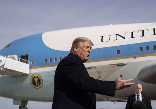 מושל שהורשע בשחיתות ושוטר שביצע הונאת מס: הנשיא טראמפ במסע חנינות נוסף