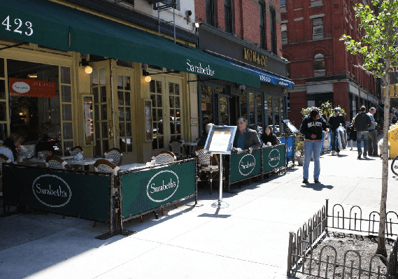 ניו יורק: לוקה בנפשו זינק ממקפיא המסעדה ותקף את העובדים בסכין