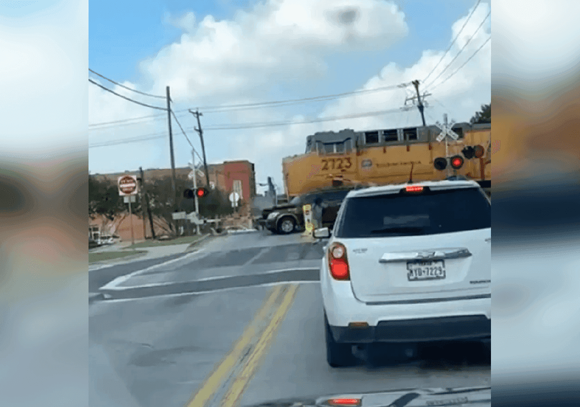 תיעוד מפחיד מטקסס: מכונית עם 5 בני משפחה נתקעה על המסילה בזמן שהרכבת דהרה לכיוונם 