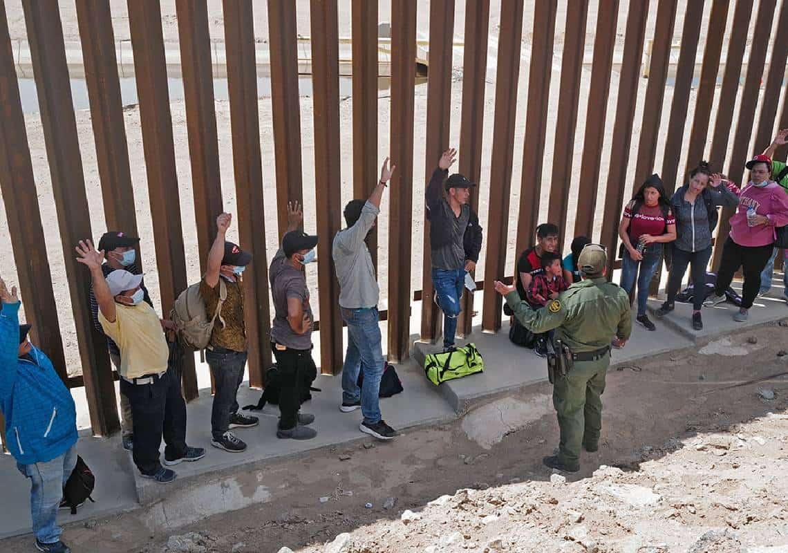 השר לביטחון המולדת הודיע: הממשל הפדרלי פועל כדי לבטל את מדיניות 'הישארו במקסיקו'