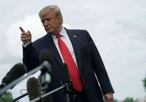 פניית פרסה: טראמפ הורה לדחות את גירוש המהגרים