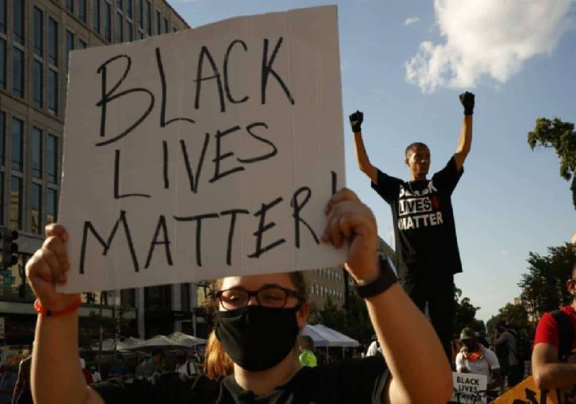 "לירות בכל אדם לבן": צעדה של חמושים אפרו-אמריקנים לציון טבח היסטורי הפכה למופע גזענות מחריד