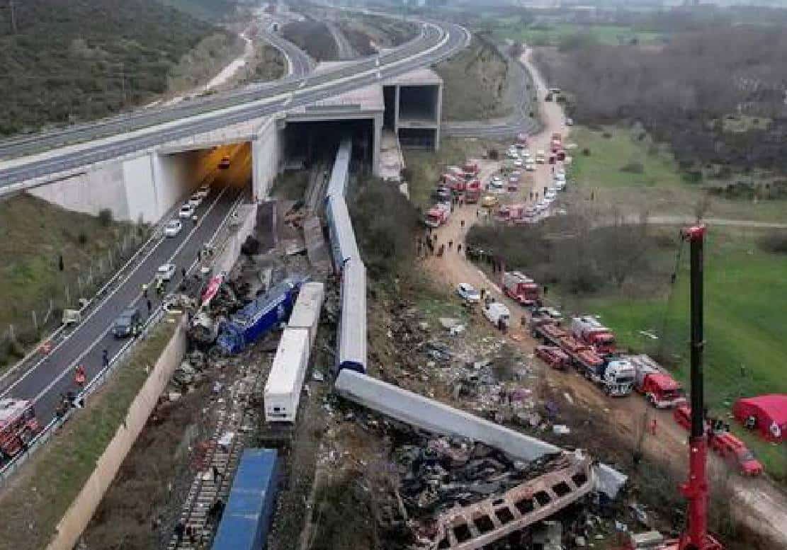 ‏טרגדיה: לפחות 36 הרוגים בהתנגשות רכבות חזתית ביוון