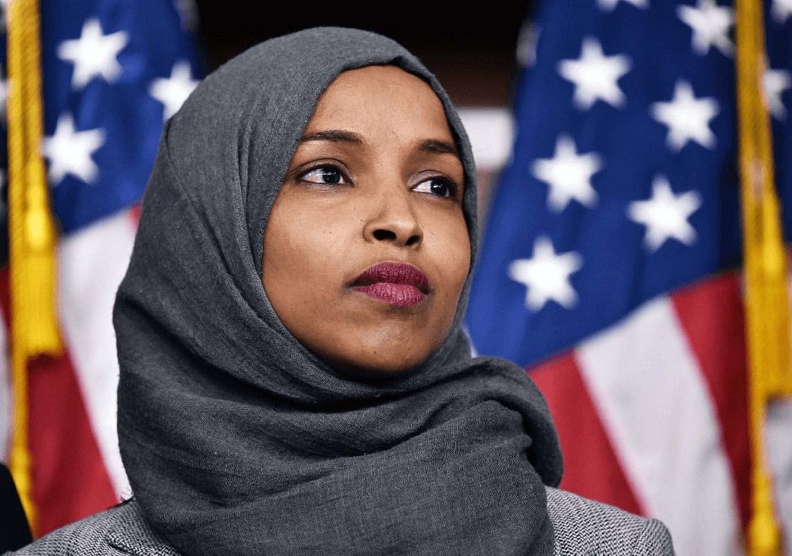 המתיחות במפלגה הדמוקרטית: אחרי שנדרשה 'להבהיר' את דבריה, עומאר מאשימה את הדמוקרטים ב"אסלאמופוביה"