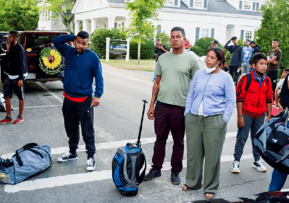 עשרות מהגרים נשלחו ע"י דה-סנטיס לאי יוקרתי - וארגוני ההומלסים מגיבים: "לא נוכל לשכן אותם"