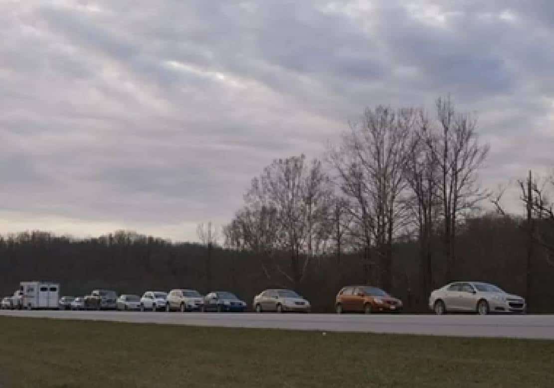 ‏"הממשלה מנסה להרוג אותנו": אמריקאים בעלי הכנסה נמוכה עומדים בתורים של קילומטרים אחרי שהטבות המגיפה הסתיימו