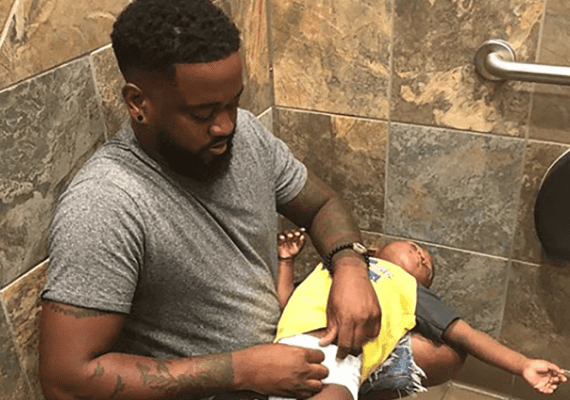 מחאת האבות: דרושים משטחי החתלה בשירותי הגברים