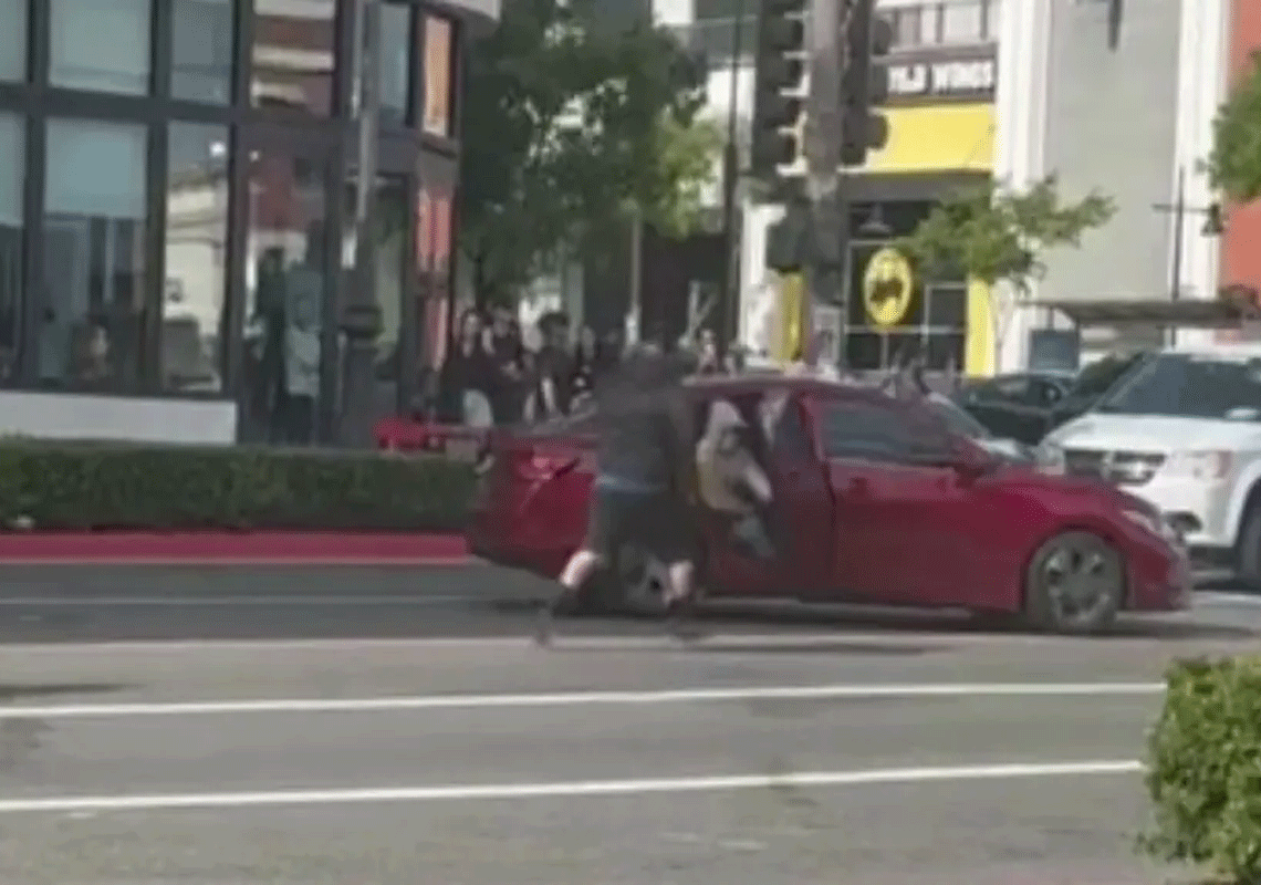 עיר תחת טרור: כנופיית בוזזים ענקית החריבה חנות יוקרה במרכז קניות פופולרי בלוס אנג'לס